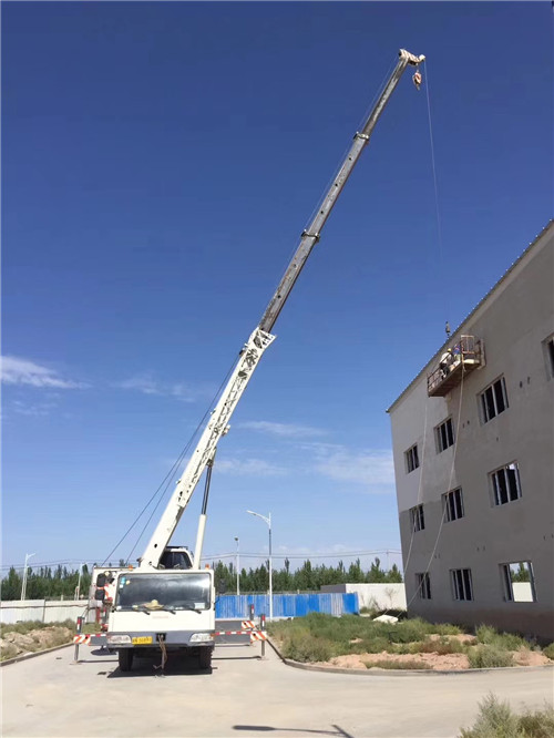 新昌县“轻装强干”—— 吊车的 “轻量化臂架” 技术